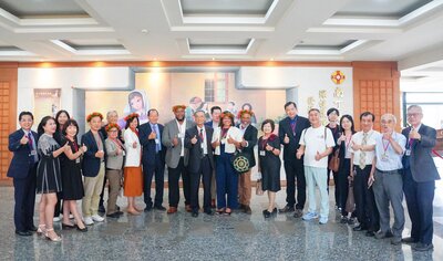 梅凱瑟大使及參訪團與美和科大長官於南丁格爾牆大合影 展現臺貝醫療教育合作決心