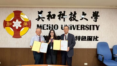 屏東縣鄞鳯蘭副縣長(中)見證屏東義大醫院顏政佑院長(左)與本校王建臺校長(右)簽署合作意向書